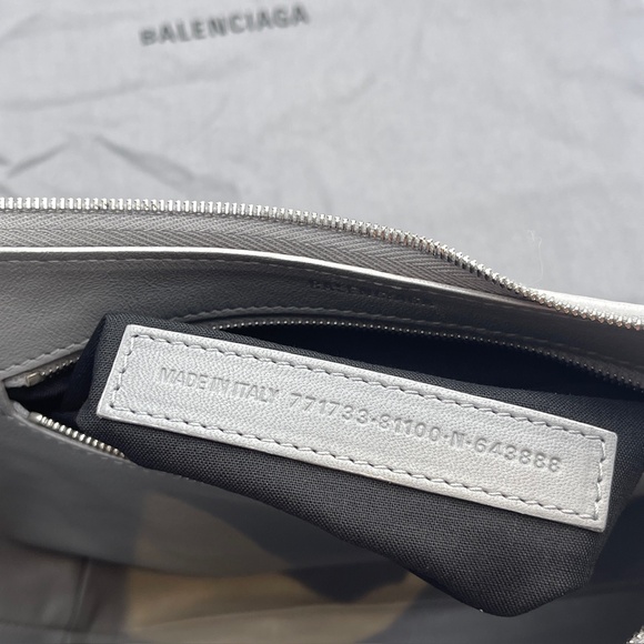 BALENCIAGA Silver Metallic calfskin Leather Mary-Kate Shoulder sling hobo Bag - Picture 4 of 11